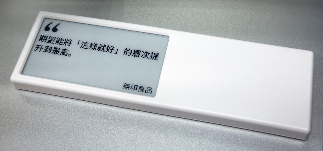 White device displaying chinese text and quote marks